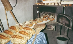 Frisches Brot aus dem Holzofen