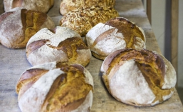 Frisches Holzofenbrot