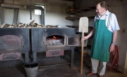 Leckeres Holzofenbrot aus eigener Herstellung